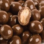 chocolate coberto com amendoim